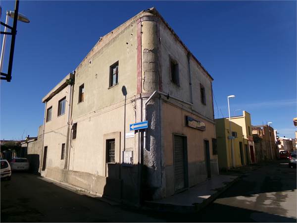 Stabile bi livelli in centro 