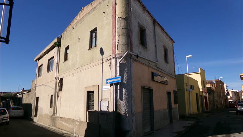 Stabile bi livelli in centro 