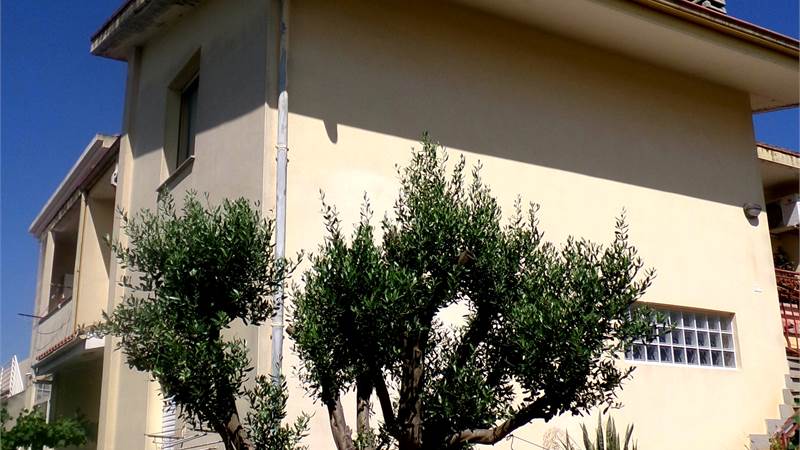 quadrivano con giardino in bi familiare 