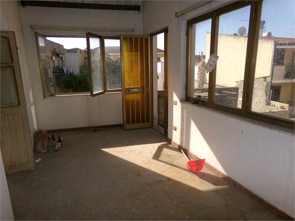 Stabile bi livelli in centro 