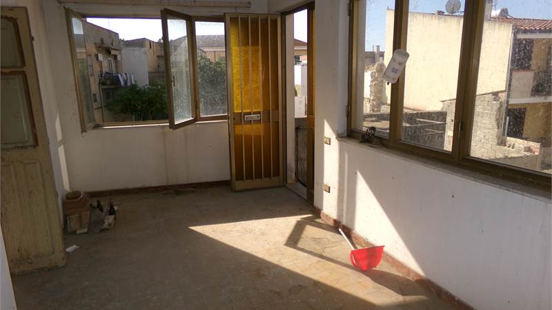 Stabile bi livelli in centro 