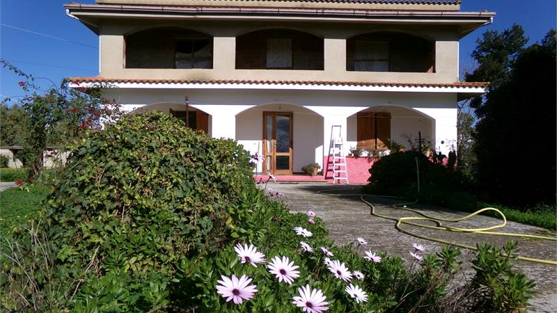 casale su 3 ettari di lotto